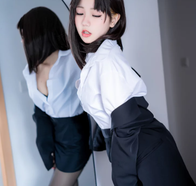 COS图集丨蓝小沂KiKi:化身致命OL!黑丝动人,职场的新标杆![42P高清美图]