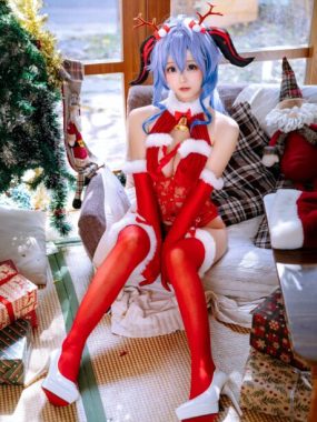 日奈娇COS套图合集下载，本期鉴赏圣诞甘雨演绎璃月七星秘书冰雪中的温暖诱惑