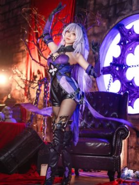 蜜汁猫裘黑天鹅COS：展现占卜大师的致命魅力与神秘气质